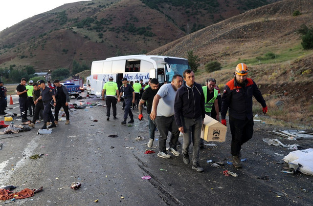 Sivas'ta can pazarı! Otobüs dağ yamacına çarptı! Ölü ve yaralılar var... - Resim : 4