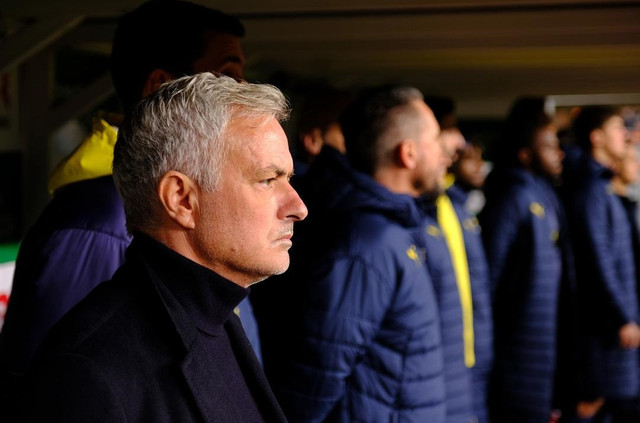 Ünlü sanatçı Fettah Can, Mourinho'yu topa tuttu! Küfürlü paylaşımıyla istifaya çağırdı - Resim : 1