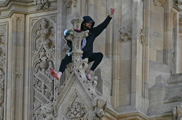 Londra'da protesto: Filistin bayrağıyla Big Ben kulesine tırmandı - Resim : 1