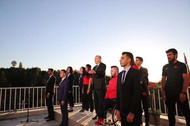 19 Mayıs coşkusu! Türkiye, saat 19.19'da tek yürek oldu - Resim : 2