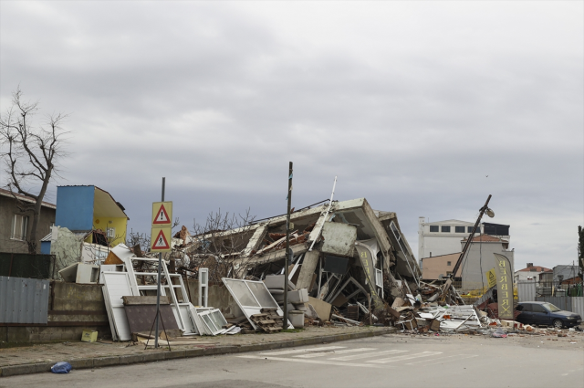 Ümraniye'de metro çalışmasının olduğu alanda bina çöktü! O anlar anbean kaydedildi - Resim : 1