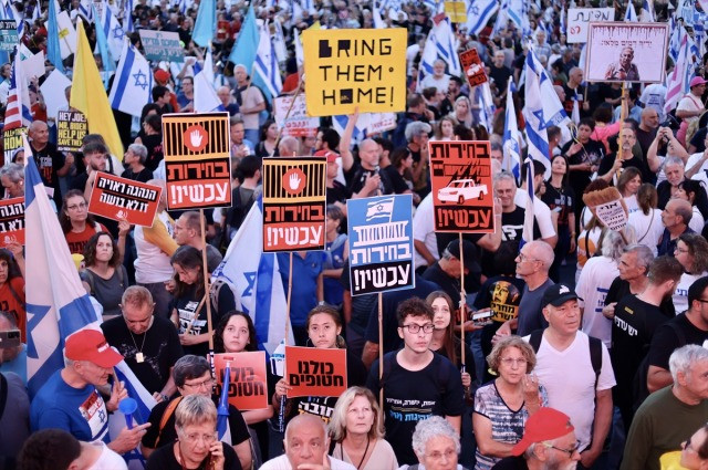 Netanyahu'nun istifasını isteyen göstericilere polisten sert müdahale - Resim : 1