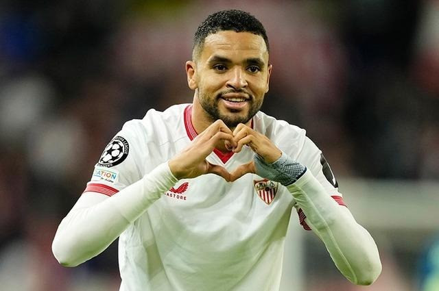 Fenerbahçe golcüsüne kavuşuyor! Yıldız oyuncu, Mourinho'nun telefonu sonrası teklifi kabul etti - Resim : 1