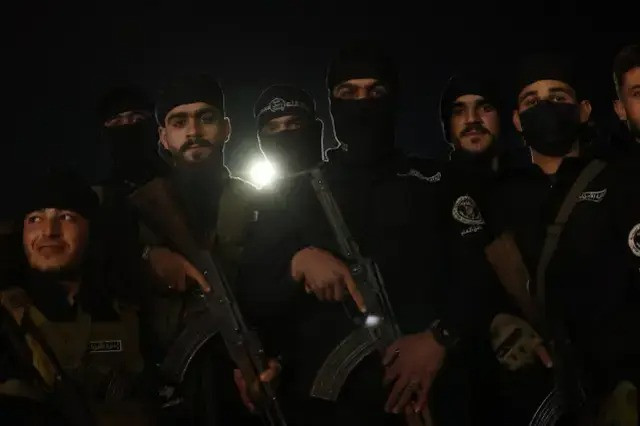 Suriye bir anda karıştı... Ordu teyakkuzda, sokağa çıkma yasağı ilan edildi - Resim : 1