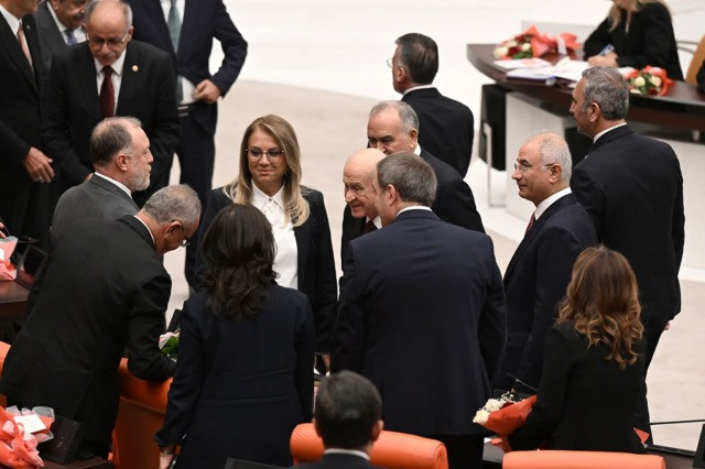 11 yıl sonra ilk! DEM Parti 23 Nisan resepsiyonuna katıldı: MHP ile tokalaştılar - Resim : 1