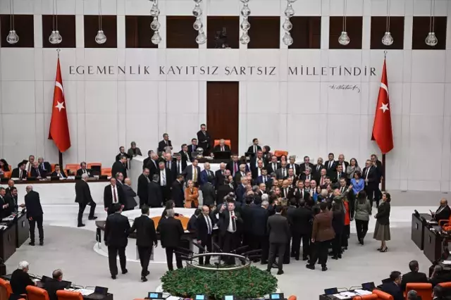 AK Partili vekilin yaptığı MHP'li Adan'ı &ccedil;ıldırttı: 'Terbiyesizliktir, ahlaksızlıktır' - Resim : 2