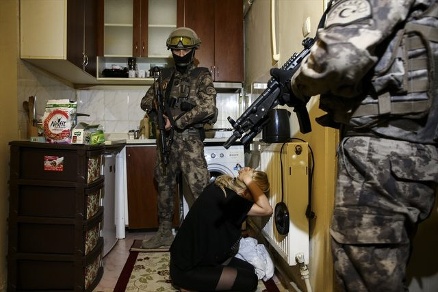 Ünlü oyuncu da tuzağa düşmüş! Sabaha karşı böyle basıldılar! - Resim : 1