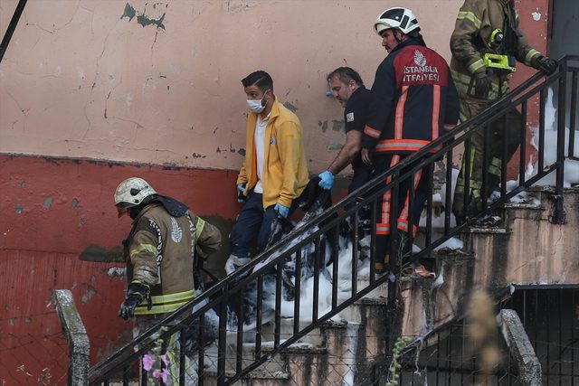 İstanbul'da yangın! Cenazeler böyle çıkarıldı! - Resim : 3