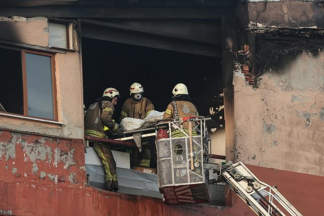 İstanbul'da yangın! Cenazeler böyle çıkarıldı! - Resim : 2