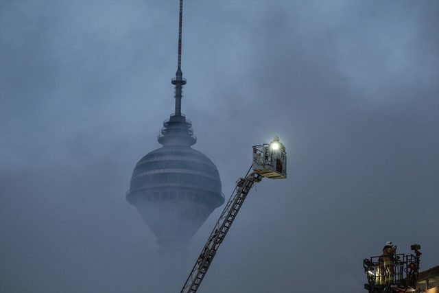 İstanbul'da yangın! Cenazeler böyle çıkarıldı! - Resim : 1