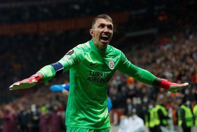 Şahan Gökbakar, Galatasaray taraftarına ateş püskürdü: Bu nasıl bir cahilliktir! - Resim : 2