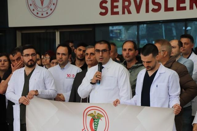 Hastanede sağlıkçıya şiddet! 'Benimle ilgilenmedin' diyen doktor başka bir doktora saldırdı - Resim : 3