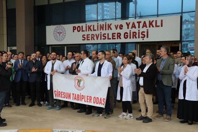 Hastanede sağlıkçıya şiddet! 'Benimle ilgilenmedin' diyen doktor başka bir doktora saldırdı - Resim : 4