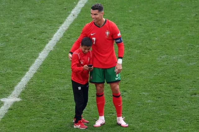 Türkiye-Portekiz maçında davetsiz misafir! Koşarak Ronaldo'nun yanına gitti - Resim : 2