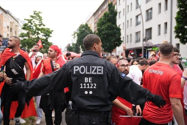 Berlin Polisi, Türk taraftarları durdurdu! Müdahale geldi... - Resim : 2