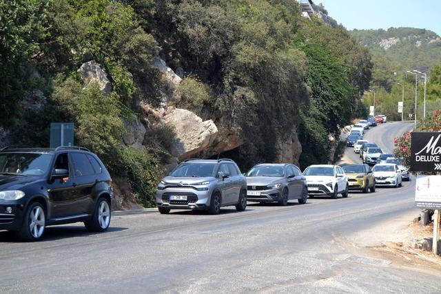 Tatilciler o ilçeye akın etti! 5 kilometre araç kuyruğu oluştu - Resim : 1