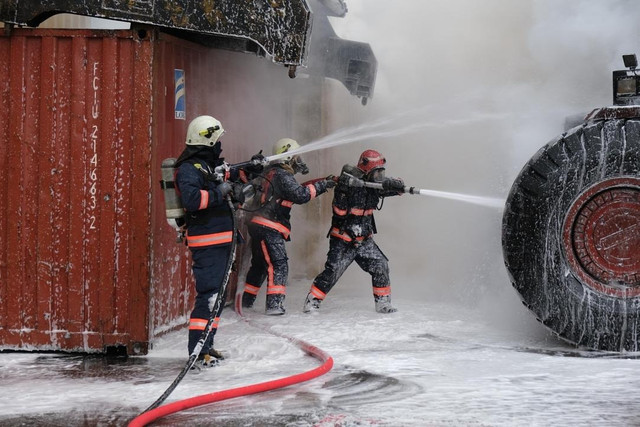 Giresun'dan ilginç görüntüler! Belediye başkanı itfaiye ekiplerine böyle yardım etti - Resim : 2