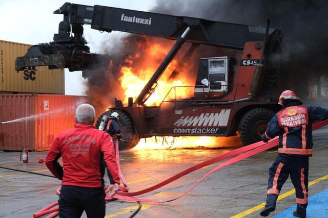 Giresun'dan ilginç görüntüler! Belediye başkanı itfaiye ekiplerine böyle yardım etti - Resim : 1