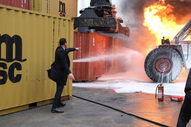 Giresun'dan ilginç görüntüler! Belediye başkanı itfaiye ekiplerine böyle yardım etti - Resim : 3