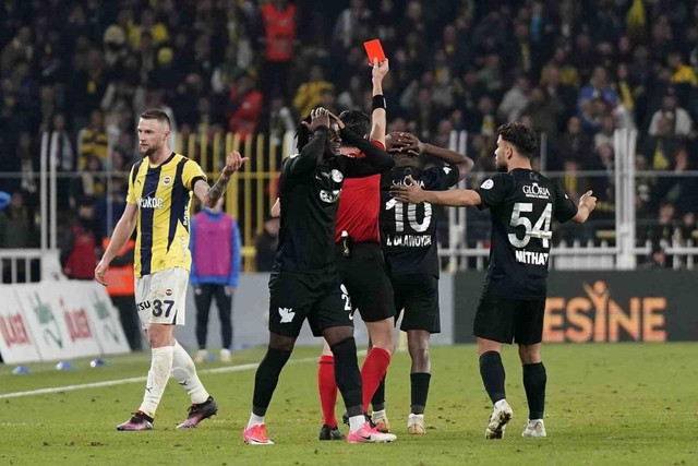 Çaykur Rizespor 9 kişi kaldı, Fenerbahçe 2-0'dan geri dönerek rakibini 3-2 mağlup etti - Resim : 2