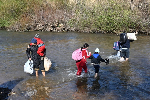 Sınırdaki nehri geçtiler! Suriye'deki olayların ardından çok sayıda aile Lübnan'a sığındı - Resim : 2