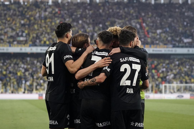 Şampiyonluk mucizelere kaldı... Beşiktaş, Fenerbahçe'yi Kadıköy'de devirdi! - Resim : 2