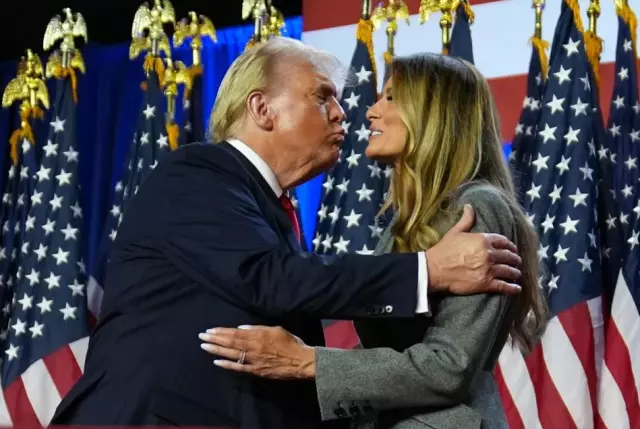 Melania Trump'a cinsiyetçi saldırı! Çıplak fotoğraflarını gösterip dalga geçtiler... - Resim : 4