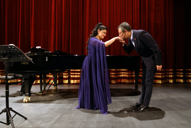 CHP lideri Özel'in Türkiye'yi işgalci gören soprano Chakar'ın elini öpmesi ortalığı karıştırdı - Resim : 3