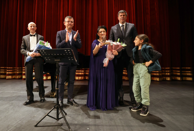 CHP lideri Özel'in Türkiye'yi işgalci gören soprano Chakar'ın elini öpmesi ortalığı karıştırdı - Resim : 4