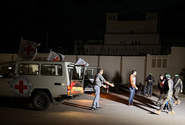 Rehine takasında önemli gelişme! 10 esir daha Kızılhaç'a teslim edildi - Resim : 5