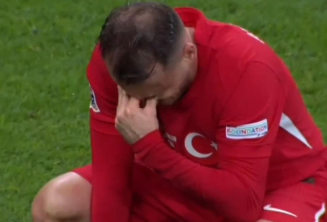 Kerem Aktürkoğlu penaltıyı direğe nişanladı... Gözyaşlarına hakim olamadı! Çalhanoğlu yanına gitti.. - Resim : 1