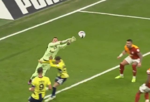 Galatasaray-Fenerbahçe derbisinde gol sesi geldi ancak hakem Vincic iptal etti! İşte o pozisyon - Resim : 6
