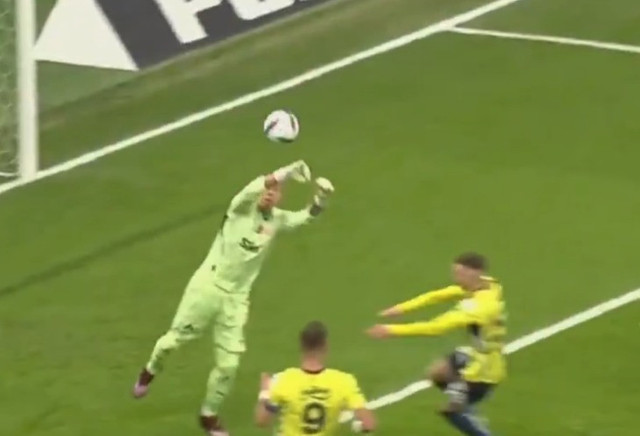 Galatasaray-Fenerbahçe derbisinde gol sesi geldi ancak hakem Vincic iptal etti! İşte o pozisyon - Resim : 4