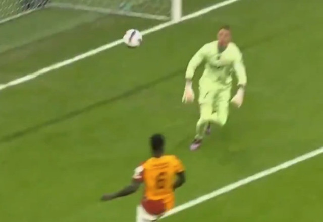 Galatasaray-Fenerbahçe derbisinde gol sesi geldi ancak hakem Vincic iptal etti! İşte o pozisyon - Resim : 3