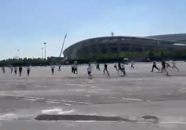 Süper Kupa öncesi ortalık yangın yeri! Taraftarlar birbirine girdi... Kafalarına meşale fırlattılar - Resim : 1