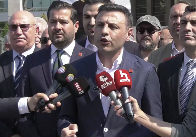 Özgür Çelik'ten adliyeye sevk görüntülerine sert tepki! "Savaş suçluları gibi" - Resim : 1