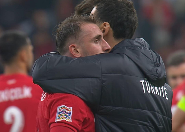 Kerem Aktürkoğlu penaltıyı direğe nişanladı... Gözyaşlarına hakim olamadı! Çalhanoğlu yanına gitti.. - Resim : 2