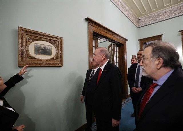 Atatürk'ün fotoğrafını gören Erdoğan, hemen Murat Bardakçı'ya döndü: Hala konuşuyorlar ya! - Resim : 1