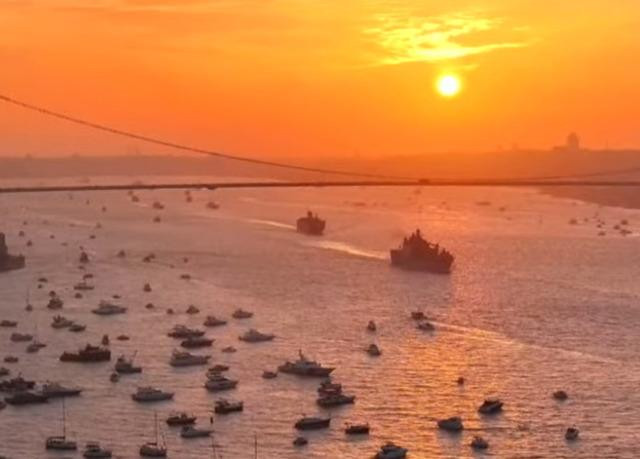 İstanbul Boğazı’nda görkemli geçit töreni! Deniz ve havadaki anlar nefes kesti… - Resim : 7