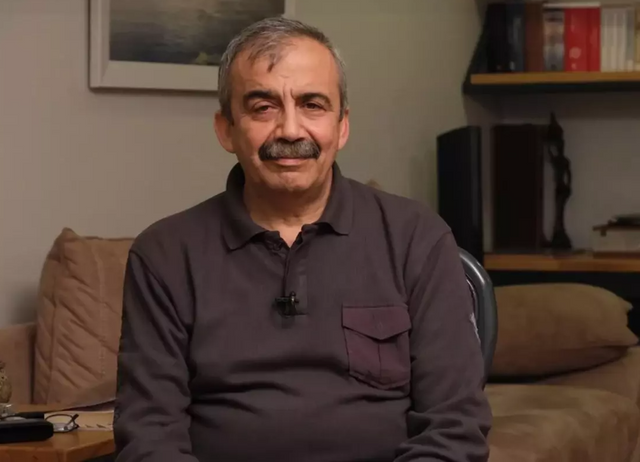 Sırrı Süreyya Önder'in doktorundan umutlandıran açıklama: "Kızı yanına girdiğinde tepki verdi" - Resim : 1