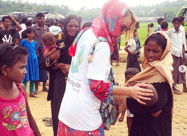 Ünlü oyuncu ilk kez tesettürle görüntülendi! - Resim : 3