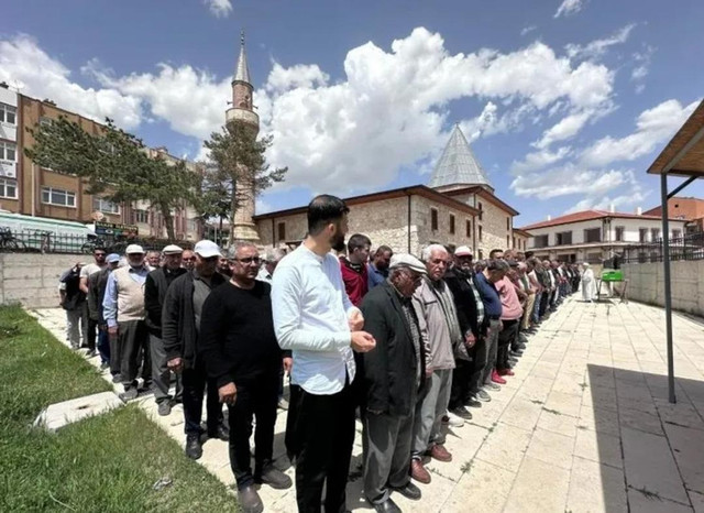 Bir ilimizde akıllara durgunluk veren olay! Cinsel organını kesip kalbini söktü! - Resim : 3