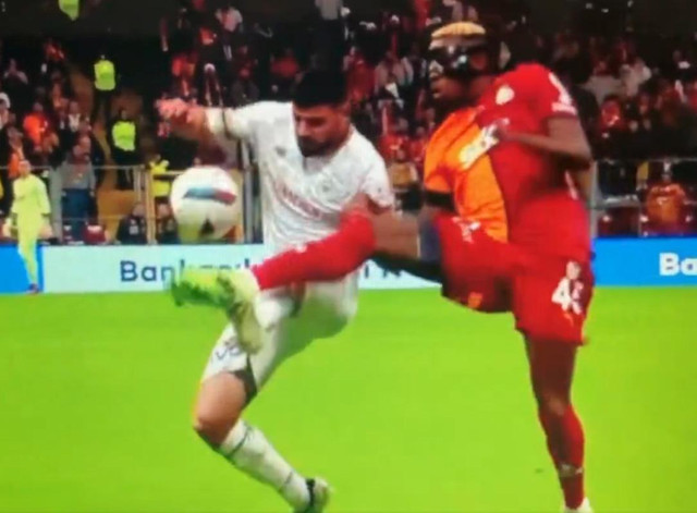 Victor Osimhen'in gol sevinci olay oldu! Önce öptü sonra ağladı... - Resim : 2