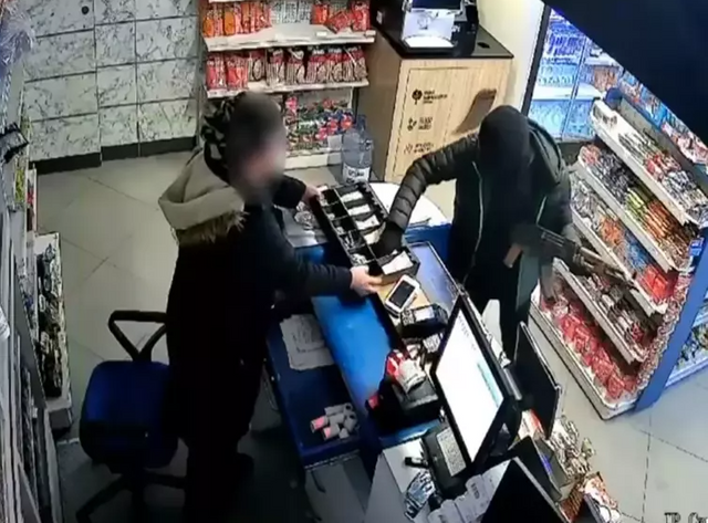 Oyuncak tüfek ve kar maskesiyle market soygunu kamerada! - Resim : 1