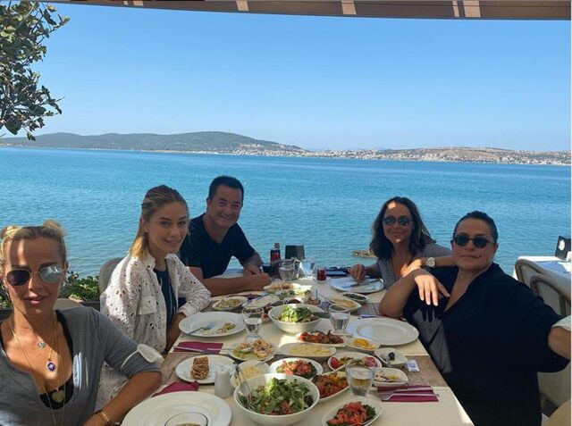 Aile yemeğine O da gitti! Masadaki sürpriz isim! - Resim : 1