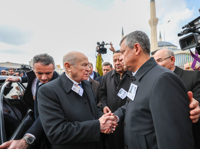 Şehit cenazesinde dikkat çeken anlar! Özgür Özel, Bahçeli’ye aracına kadar eşlik etti - Resim : 2