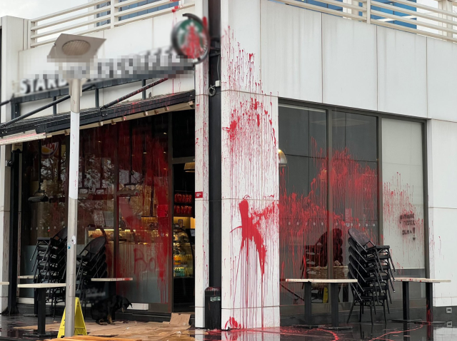 Protesto için ünlü kahve zincirine gidip bağıran kadın, sert kayaya çarptı - Resim : 1