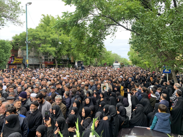 İran halkı Reisi'ye veda ediyor! Cenaze töreni izdihama dönüştü - Resim : 3