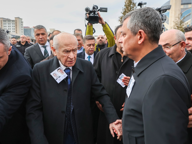 Şehit cenazesinde dikkat çeken anlar! Özgür Özel, Bahçeli’ye aracına kadar eşlik etti - Resim : 1