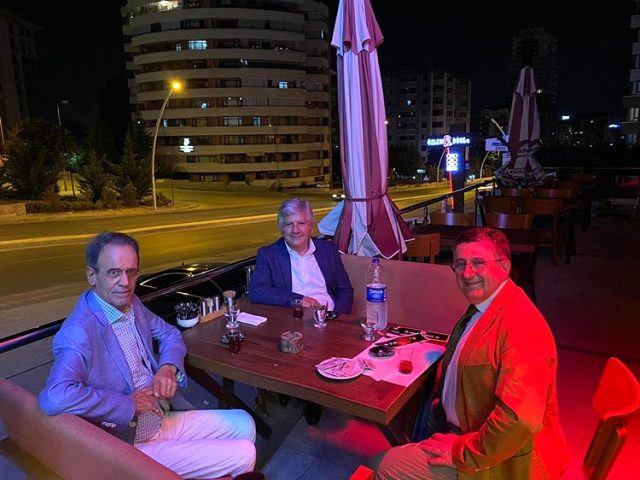 Ünlü profesör fena yakalandı! Habertürk yayını sonrası maskesiz çorbacı kaçamağı - Resim : 1